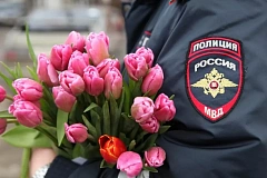 В рамках акции «8 марта – в каждый дом» сотрудники полиции ЮВАО и общественники поздравили женщин с наступающим праздником